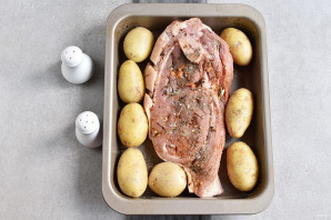 Запеченная свиная лопатка