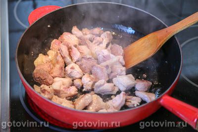 Свинина по-гречески, тушенная с сельдереем и зеленым луком в соусе авголемоно  