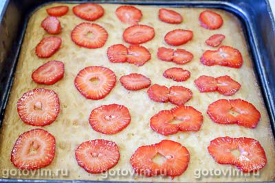 Пирог с клубникой, сливками и корочкой из взбитых белков