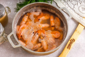 Салат с креветками и соевым соусом