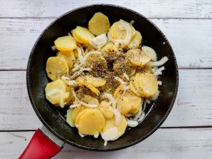Жареная картошка кольцами в сковороде