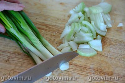 Свинина по-гречески, тушенная с сельдереем и зеленым луком в соусе авголемоно  