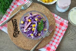 Салат из краснокочанной капусты с колбасой