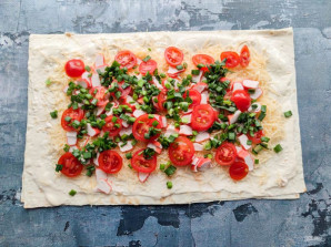 Рулет из лаваша с крабовыми палочками и помидорами