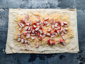 Рулет из лаваша с крабовыми палочками и помидорами