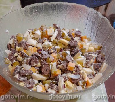 Легкий салат из куриных сердечек с маринованными огурцами