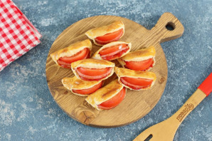 "Ушки" с колбасой и помидорами "Ушки" с колбасой и помидорами