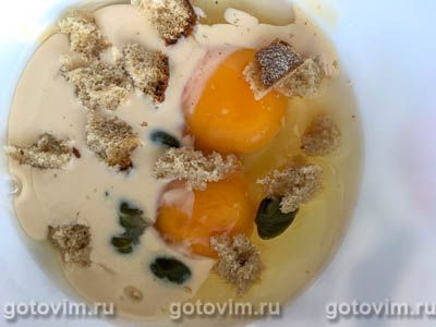 Омлет пашот с ряженкой, черным хлебом и каперсами