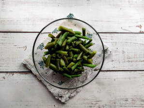 Салат с омлетом и фасолью