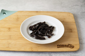 Салат из капусты с черносливом и яблоком