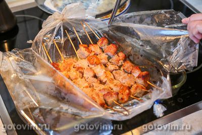 Мясо на шпажках в духовке, запеченное в рукаве Мясо на шпажках в духовке, запеченное в рукаве