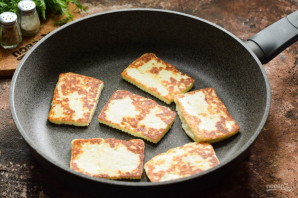 Жареный адыгейский сыр с помидорами