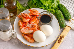 Салат с креветками и соевым соусом