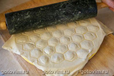 Мини-пирожки из слоеного теста в форме для пельменей