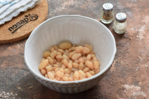 Салат с фасолью и морепродуктами