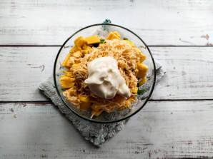 Салат с омлетом и фасолью