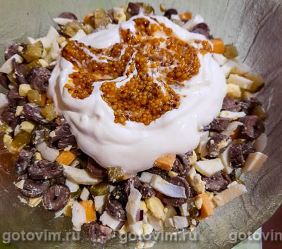 Легкий салат из куриных сердечек с маринованными огурцами