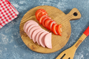 "Ушки" с колбасой и помидорами "Ушки" с колбасой и помидорами