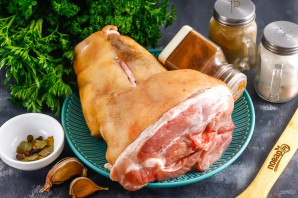 Домашняя колбаса из свинины в бутылке