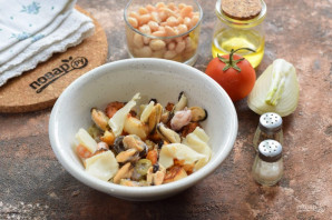 Салат с фасолью и морепродуктами