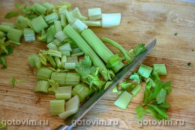 Свинина по-гречески, тушенная с сельдереем и зеленым луком в соусе авголемоно  