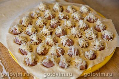 Мини-пирожки из слоеного теста в форме для пельменей