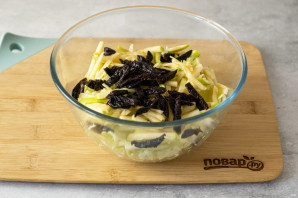 Салат из капусты с черносливом и яблоком