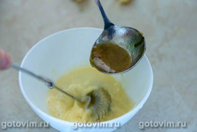 Свинина по-гречески, тушенная с сельдереем и зеленым луком в соусе авголемоно  