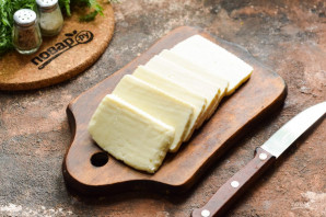 Жареный адыгейский сыр с помидорами