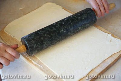 Мини-пирожки из слоеного теста в форме для пельменей