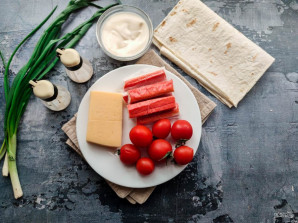 Рулет из лаваша с крабовыми палочками и помидорами