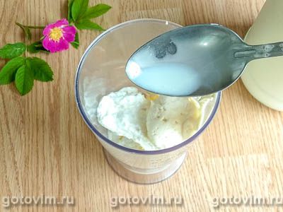 Творожный десерт с жимолостью и кокосовой стружкой