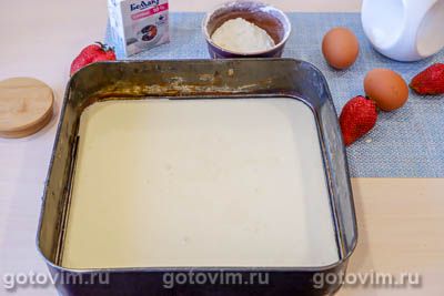 Пирог с клубникой, сливками и корочкой из взбитых белков