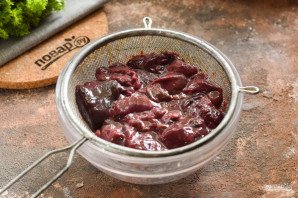 Куриная печень с медом и луком