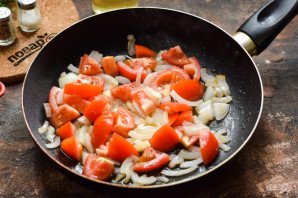 Говяжья печень тушеная с помидорами