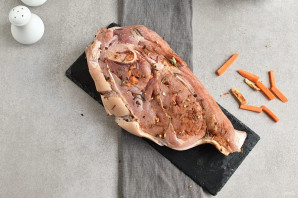 Запеченная свиная лопатка