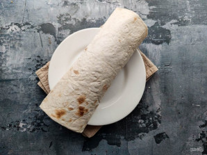 Рулет из лаваша с крабовыми палочками и помидорами