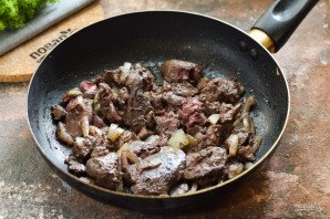 Куриная печень с медом и луком