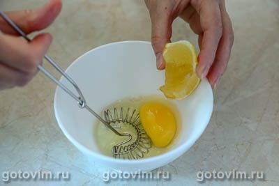 Свинина по-гречески, тушенная с сельдереем и зеленым луком в соусе авголемоно  