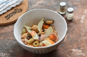 Салат с фасолью и морепродуктами