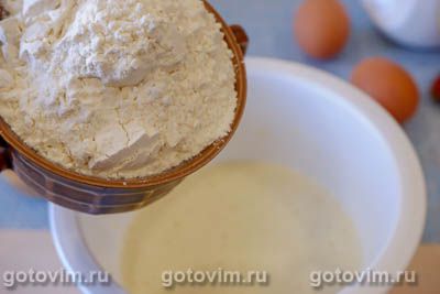 Пирог с клубникой, сливками и корочкой из взбитых белков