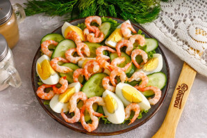 Салат с креветками и соевым соусом