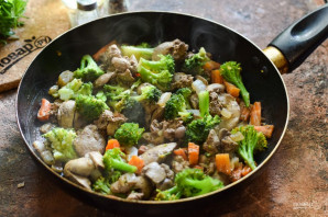 Куриная печень с брокколи