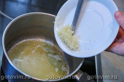 Куриные бедра, запеченные в соусе из сливочного масла с чесноком и лимоном