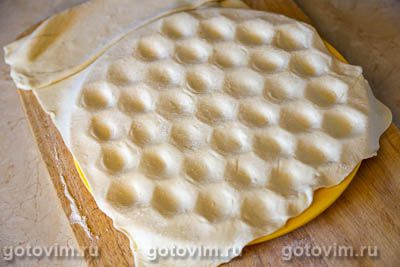 Мини-пирожки из слоеного теста в форме для пельменей