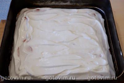 Пирог с клубникой, сливками и корочкой из взбитых белков