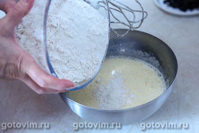Шарлотка с клубникой