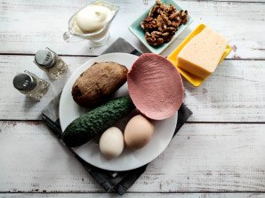 Салат с грецкими орехами и колбасой