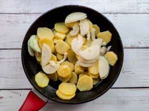 Жареная картошка кольцами в сковороде