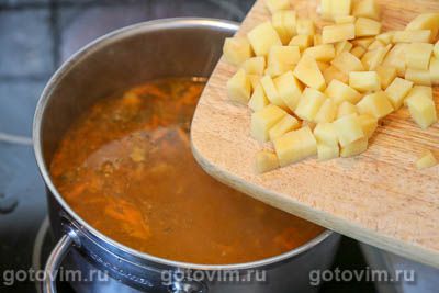 Суп с фрикадельками и зеленым горошком